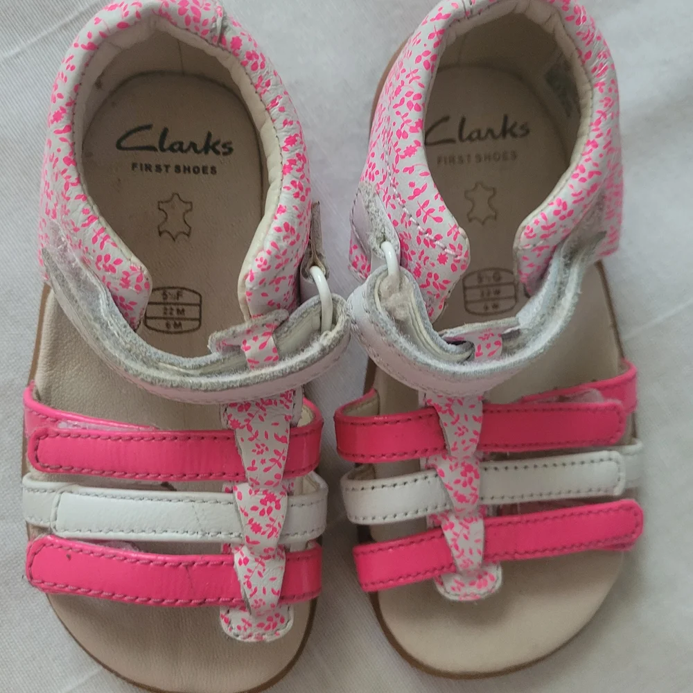 Clarks Kids Sz 5.5 Sandals